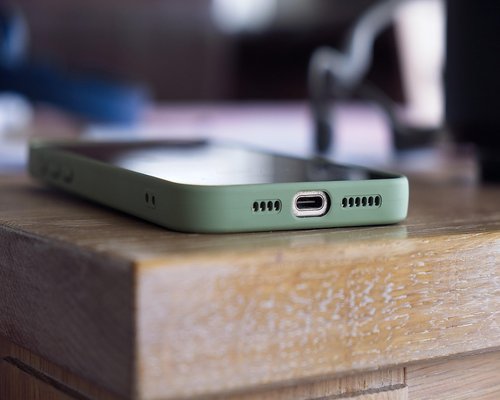 Adjusting smartphone brightness settings